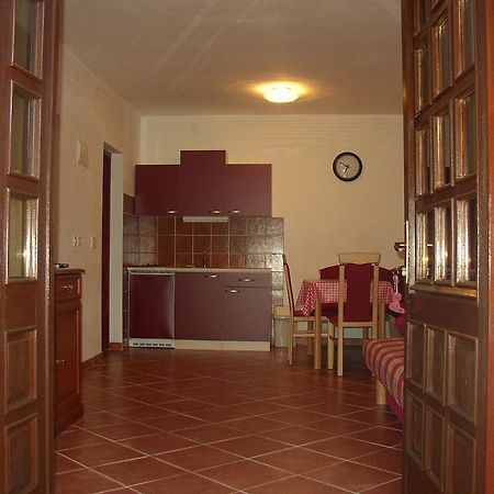 Apartments Jadranka Pula Bagian luar foto